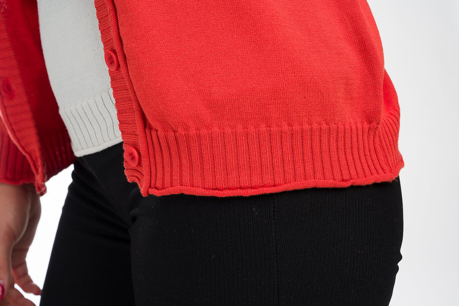 dettaglio cardigan leggero donna mezza stagione rosso corallo