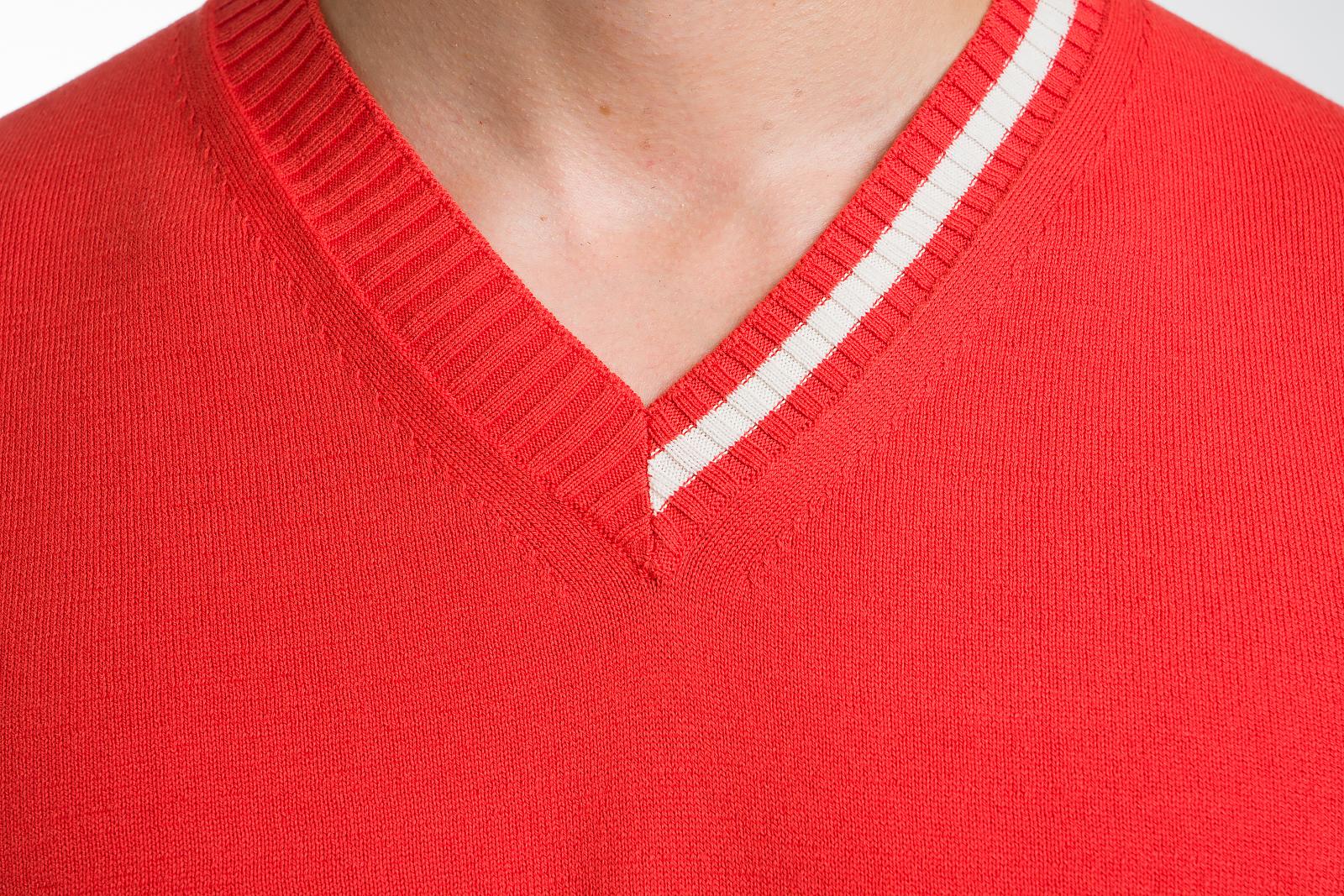 dettaglio collo a V maglia uomo in cotone organico