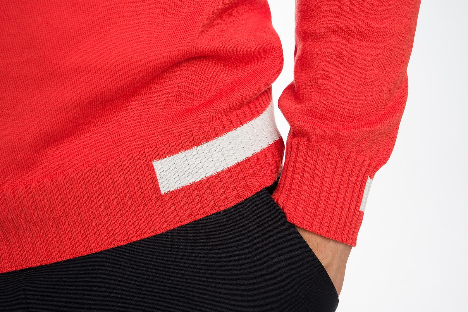 dettaglio bordo maglia uomo in cotone organico