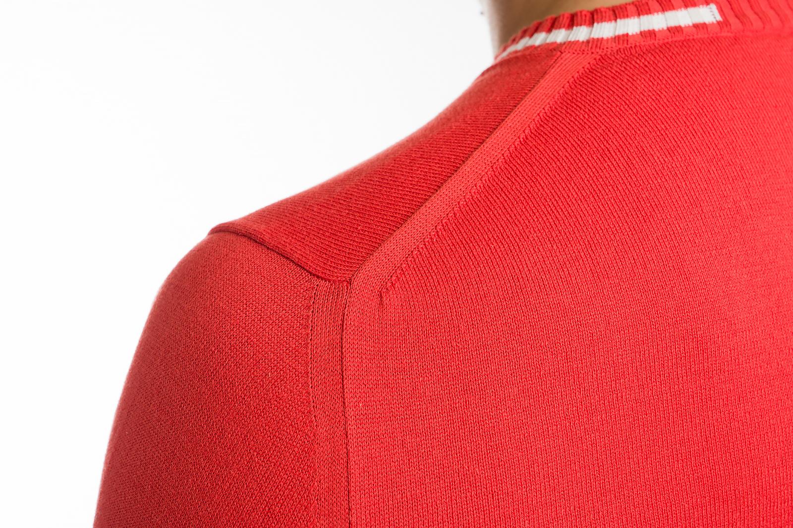 dettaglio spalla maglia uomo in cotone organico