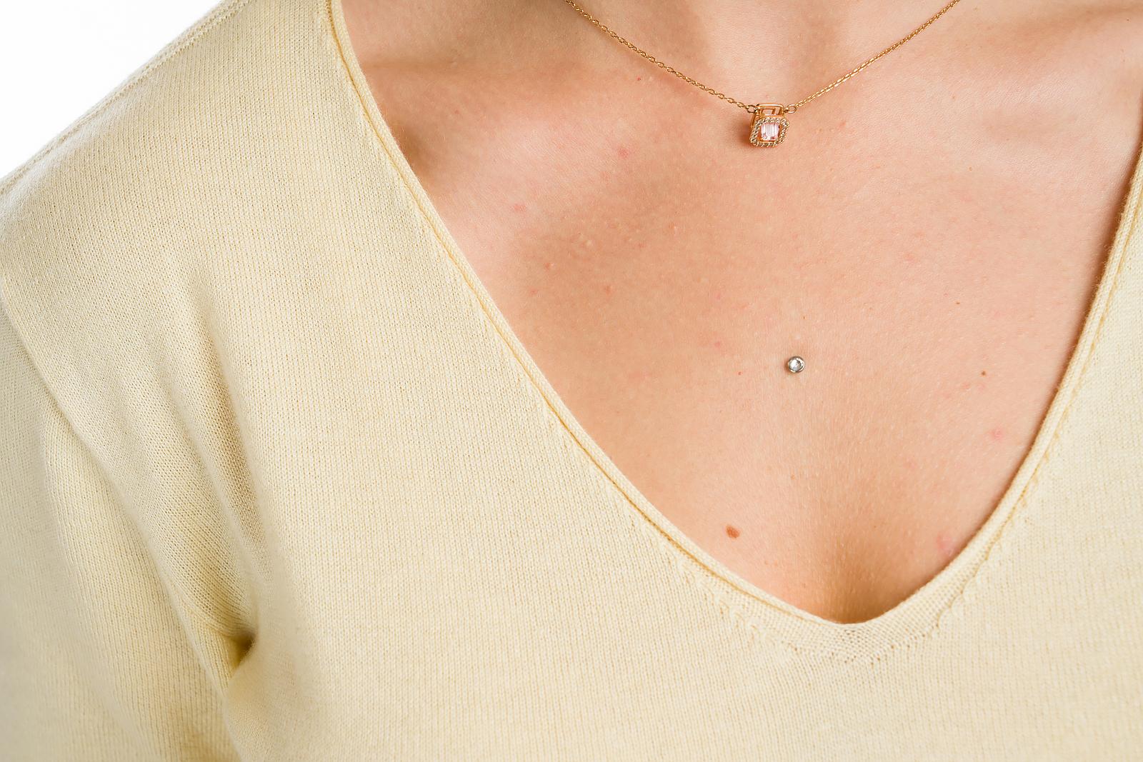 dettaglio scollatura della maglia Elodì