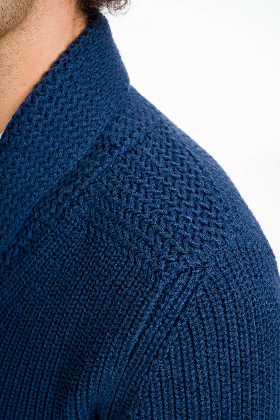 dettaglio del cardigan uomo blu notte