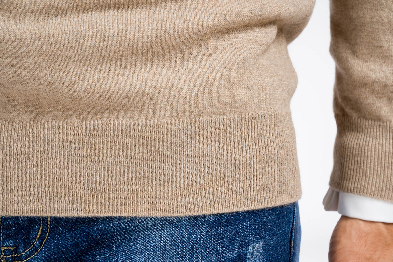 dettaglio maglione cashmere uomo scollo a v beige