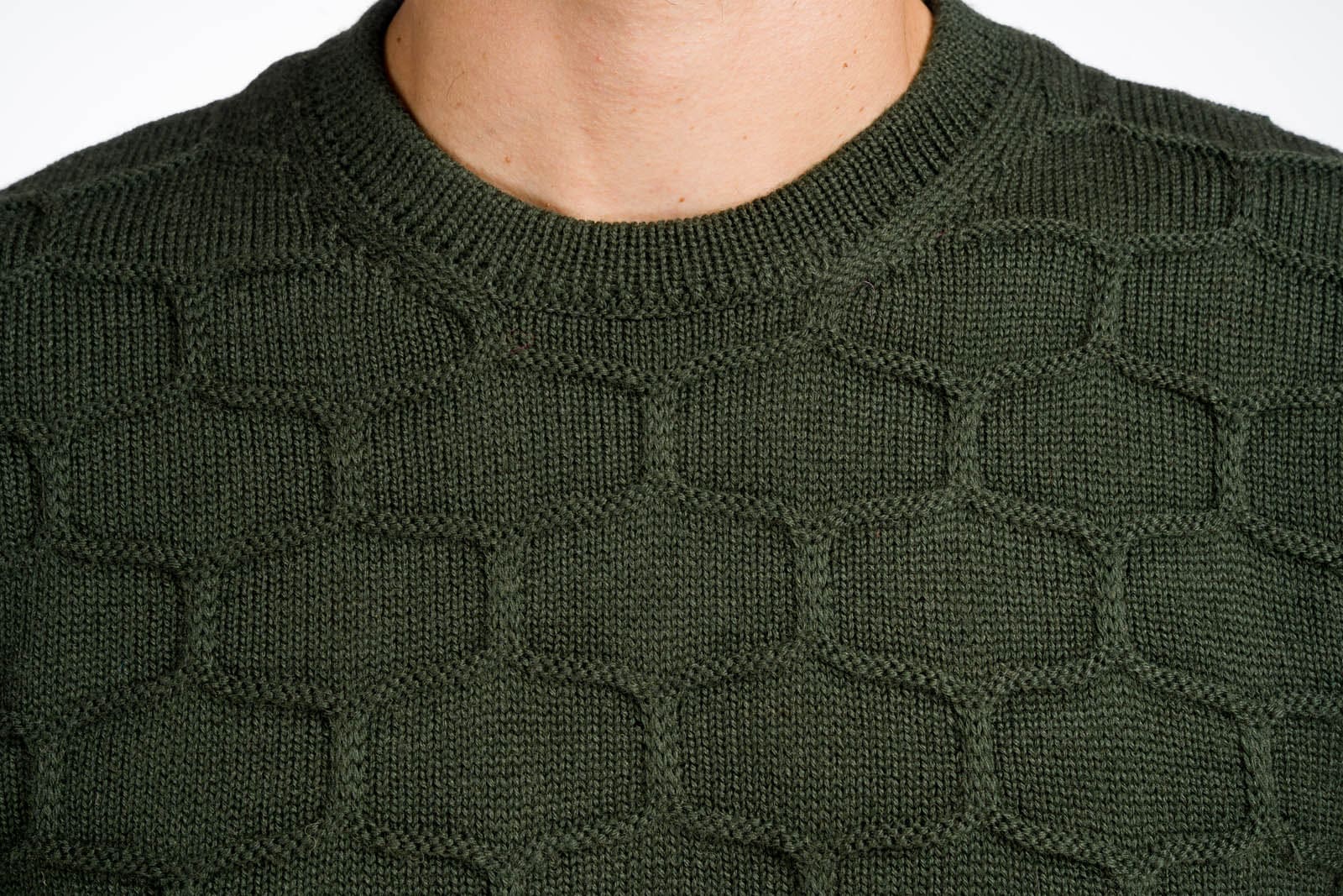 dettaglio maglione uomo sportivo verde