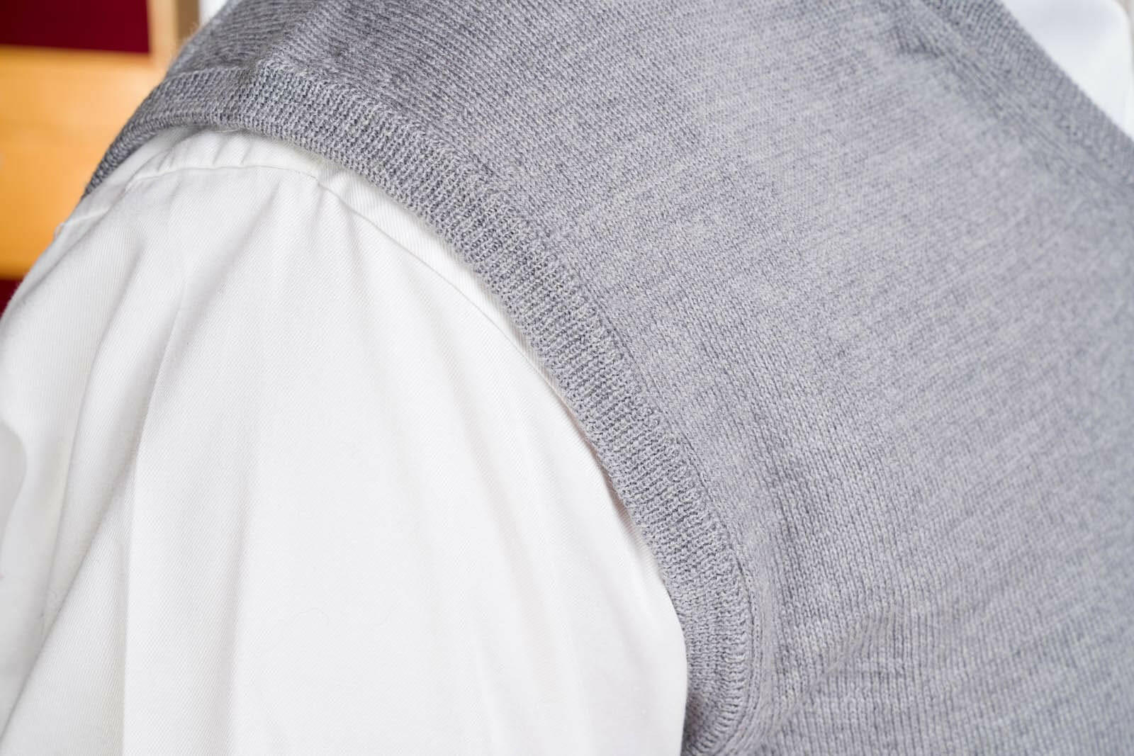 dettaglio spalla gilet uomo casual grigio