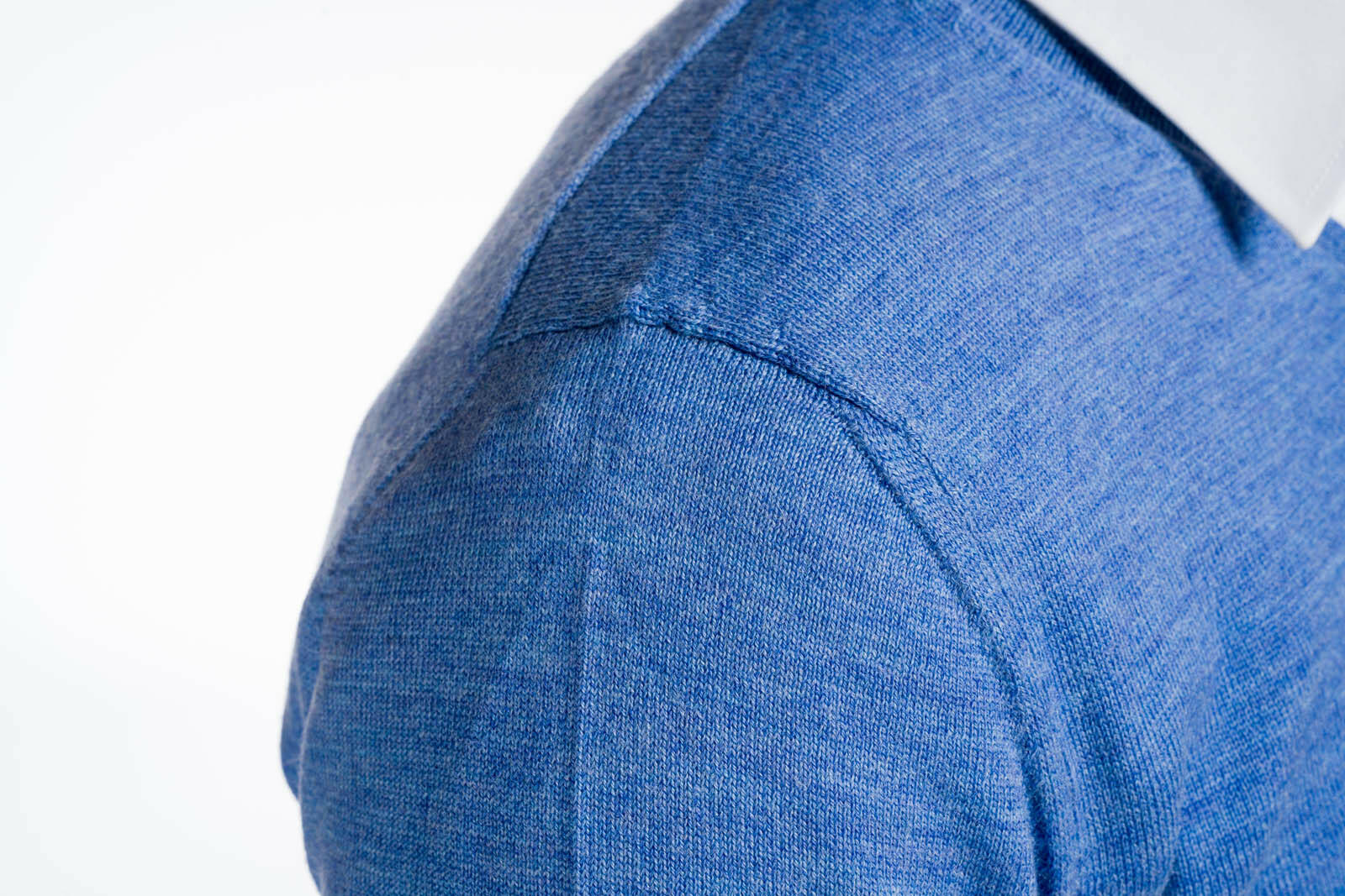 spalla maglione uomo scollo a V