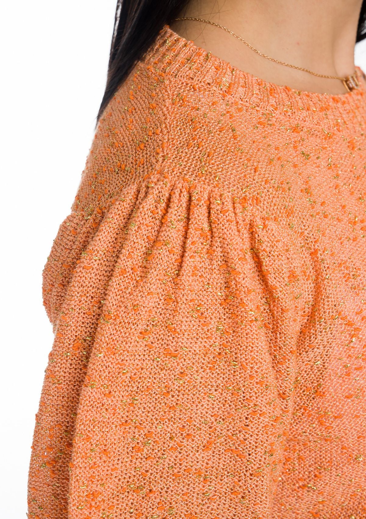 detaglio spalla maglia corta donna con maniche corte a palloncino arancione